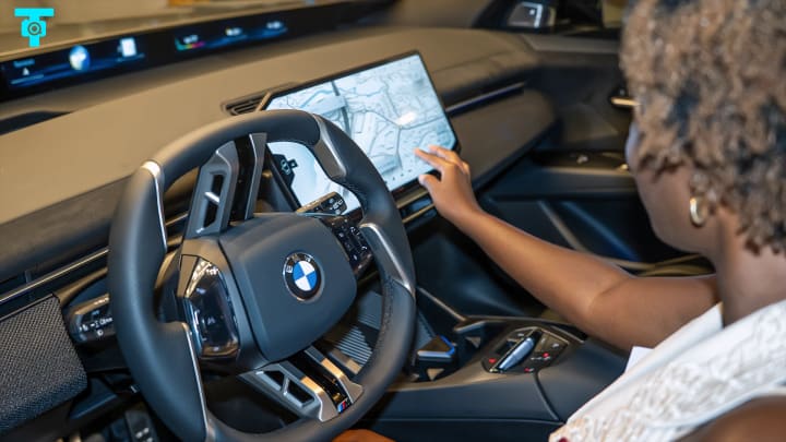 Intérieur d'une BMW : volant et grand écran tactile