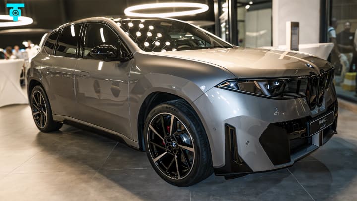 BMW iX3 grise photographiée en showroom