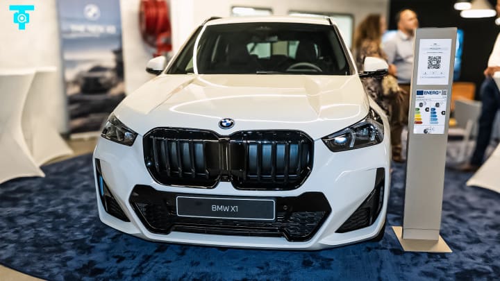 BMW X1 blanche de face dans un showroom