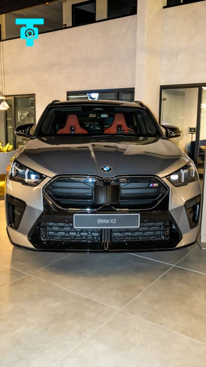 BMW X2 de face dans un showroom
