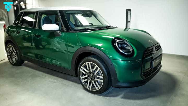 MINI Cooper verte au toit blanc en showroom
