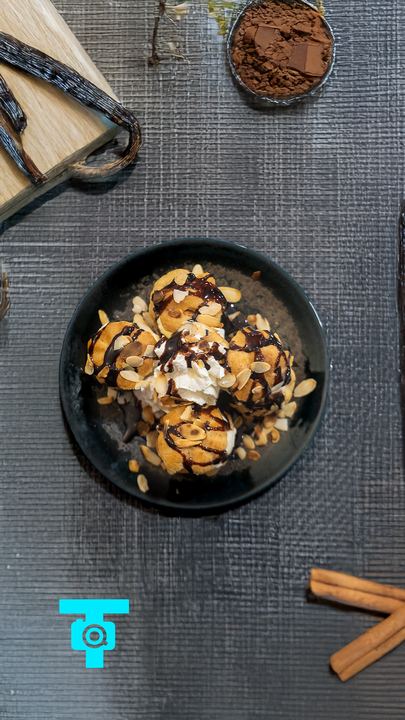 Profiteroles au chocolat vues du dessus, avec cacao et cannelle