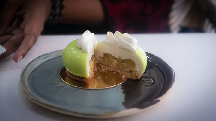 Entremets au citron vert coupé, servi sur une assiette