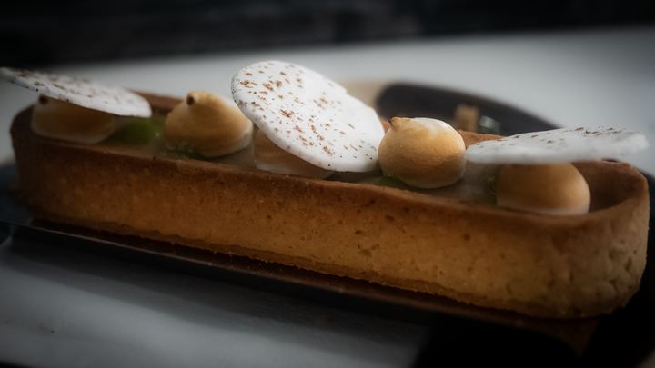 Tarte meringuée garnie de petits choux, en gros plan