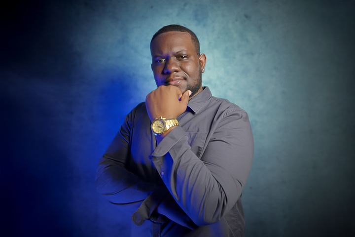 Portrait business en studio d'un homme en chemise, sur fond bleu