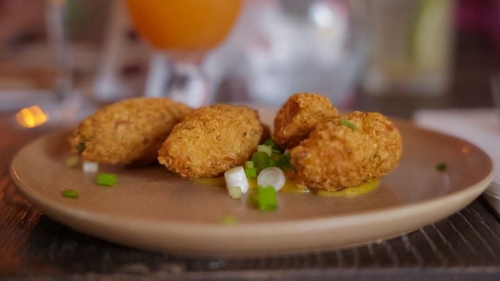 Assiette d'accras dorés servis au restaurant