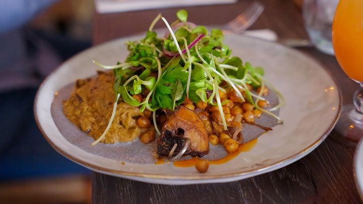Assiette du chef garnie de jeunes pousses, photo de restaurant
