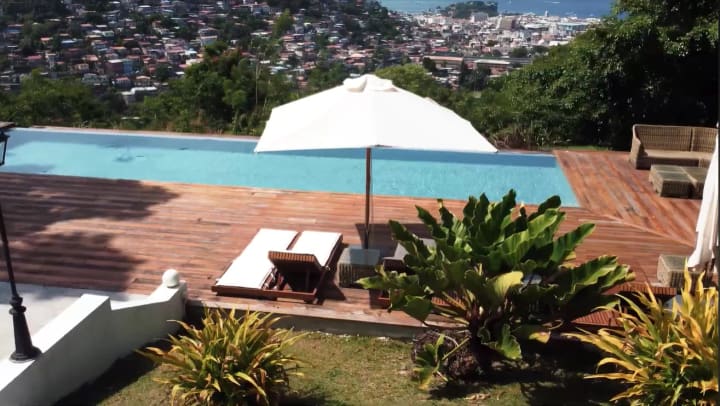 Villa avec piscine à débordement